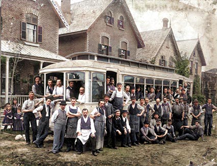 Les travailleurs de W.W. Wylie et de l’Ottawa Car Company devant le tramway « Lalla Rookh » sur la rue Slater vers 1893. Archives de la Ville d’Ottawa/CA001508