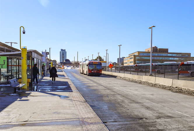 Image - Début de l’installation d’abribus aux stations Tunney’s Pasture et Hurdman