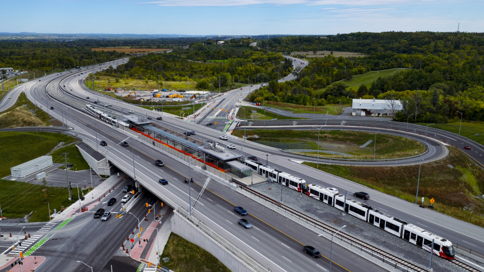 Montréal Road Station is located at the median of Highway 174 and Montréal Road.